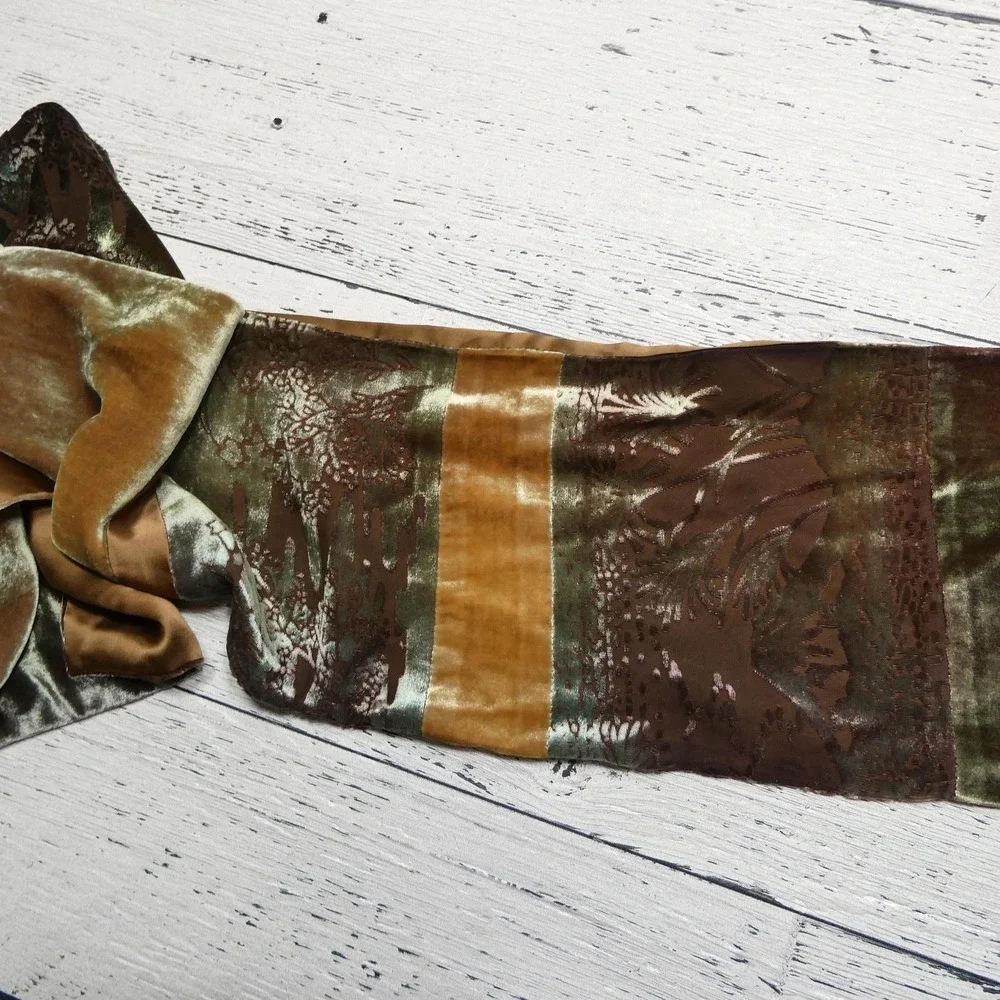 The Metropolitan Museum Of Art Scarf Womens One Size Brown Velvet Floral Art